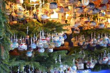 Bolzano, Noel zamanı İtalyan yaşam tarzı. Harika Noel pazarları. İnsanlar Noel eşyaları satın alıyor..