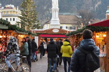 Bolzano, Noel zamanı İtalyan yaşam tarzı. Harika Noel pazarları. İnsanlar Noel eşyaları satın alıyor..