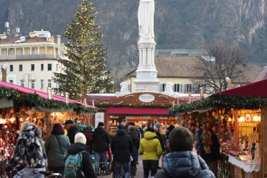 Bolzano, Noel zamanı İtalyan yaşam tarzı. Harika Noel pazarları. İnsanlar Noel eşyaları satın alıyor..