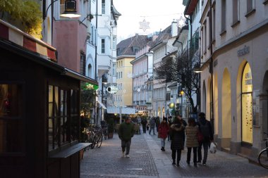 Bolzano, Noel zamanı İtalyan yaşam tarzı. Harika Noel pazarları. İnsanlar Noel eşyaları satın alıyor..
