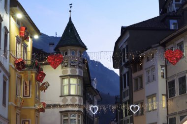 Bolzano, Noel zamanı İtalyan yaşam tarzı. Harika Noel pazarları. İnsanlar Noel eşyaları satın alıyor..