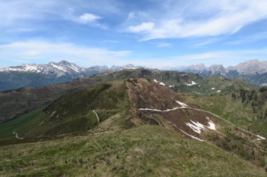 Torondon Dağı 'nın tepesinde yürüyüş.