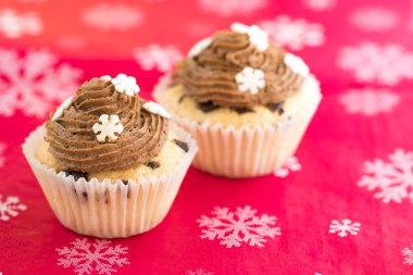 Vanilyalı kek çikolata tepesi ile. Kırmızı bir arka plan.