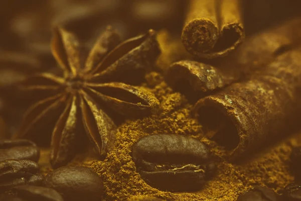 Fundo com muitos grãos de café. O efeito do grão de filme. Canela e anis estrelado . — Fotografia de Stock