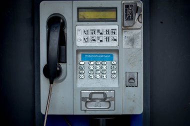 Eski telefon kulübesinden. Eski kablolu telefon.