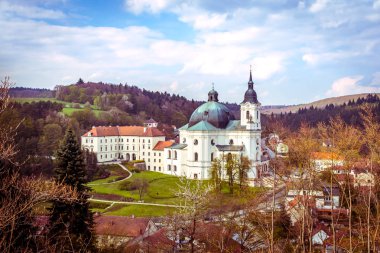 Castle ve Meryem Ana Kilisesi. Krtiny, Çek Cumhuriyeti.