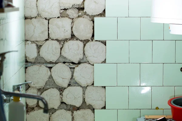 Yeniden yapılanma önce eski banyo.