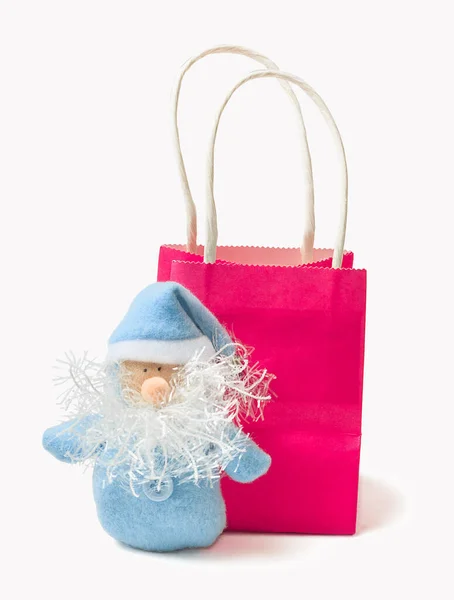 Голубая санта и ярко-розовый подарочный пакет на белом фоне. Открытки на Рождество . — стоковое фото