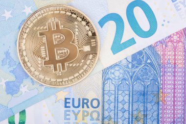 Bitcoin altın sikkesi kağıt avronun üzerinde yatıyor, üst görünüm.