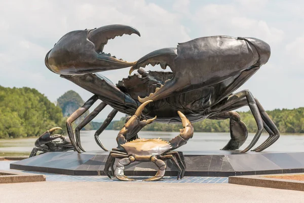 A escultura de metal do símbolo da província e o cartão de visita da cidade é Crab., KRABI, TAILÂNDIA - 21 Março 2018 . — Fotografia de Stock