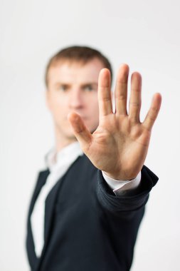 Beyaz arka planda takım elbiseli Avrupalı bir adam eli önde duruyor. Konunun konsepti, dur, dur..