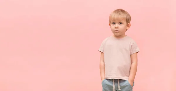 Portrét Dítěte Letého Blonďatého Chlapce Který Dívá Překvapeně Kamery Růžovém — Stock fotografie