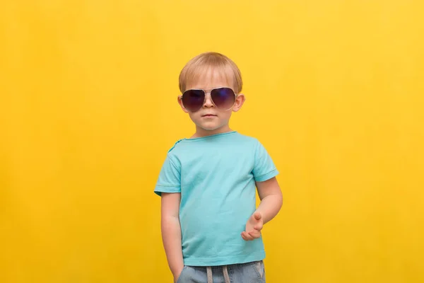 Dětský Portrét Tříletého Blonďáka Modrém Tričku Slunečních Brýlích Jasně Žlutém — Stock fotografie
