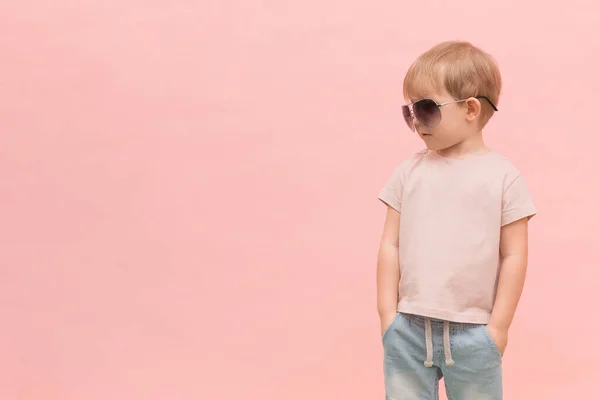 Blonďatý Evropsky Vyhlížející Chlapec Stojí Slunečních Brýlích Dívá Vlevo Růžové — Stock fotografie