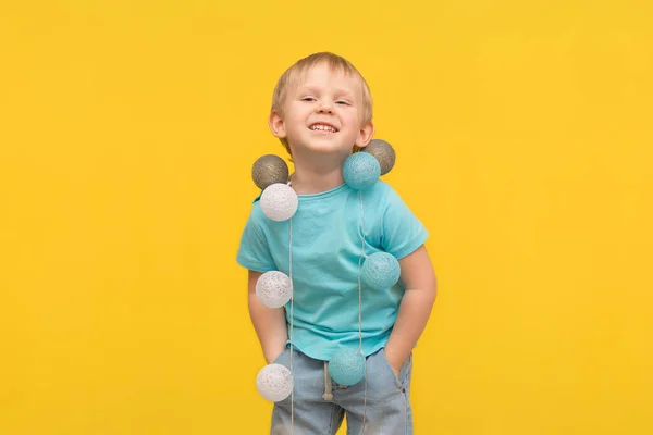 Niño Rubio Feliz Con Una Camiseta Azul Ríe Sobre Fondo —  Fotos de Stock