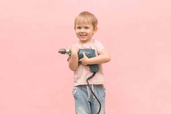 Šťastný Chlapec Stojí Drží Skutečný Elektrický Vrták Modré Barvy Pro — Stock fotografie