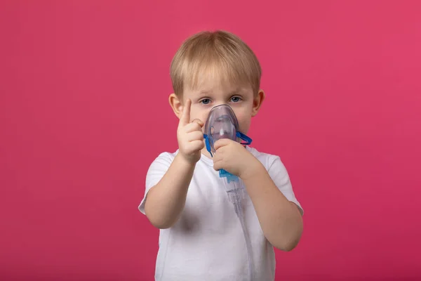 Seorang Anak Berambut Pirang Dengan Inhaler Tangannya Melekat Pada Mulutnya — Stok Foto