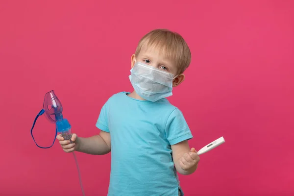 Seorang Anak Pirang Dengan Inhaler Dan Termometer Tangannya Dengan Latar — Stok Foto