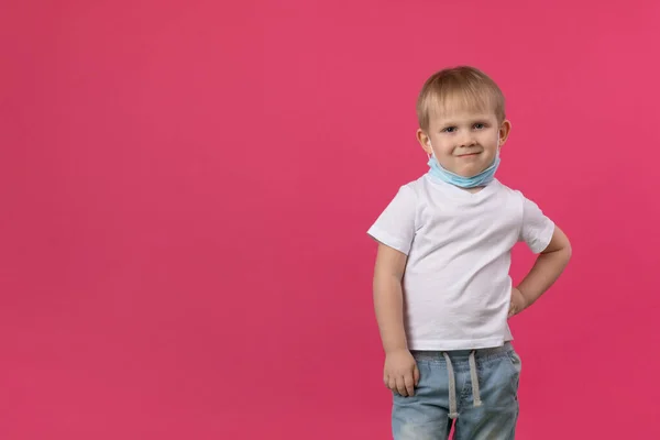 Blonďatý Chlapec Stojí Jasně Růžovém Pozadí Ruku Stranu Výsměšně Sarkasticky — Stock fotografie