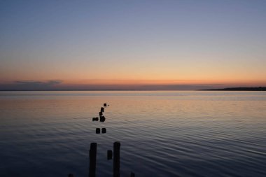 Denizde gün batımı suya erişimi olan bir göl.