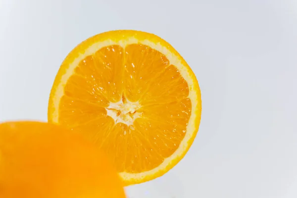 Rebanada naranja y naranja sobre un fondo blanco — Foto de Stock