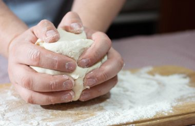 Hamuru tahta bir tahtanın üzerine diz.