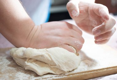 Hamuru tahta bir tahtanın üzerine diz.