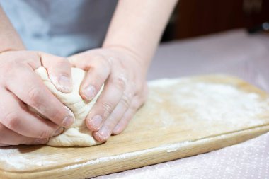 Hamuru tahta bir tahtanın üzerine diz.