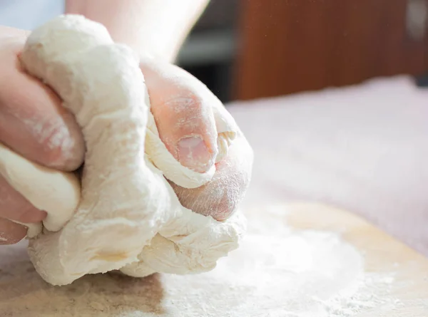 Impastare l'impasto su una tavola di legno — Foto Stock