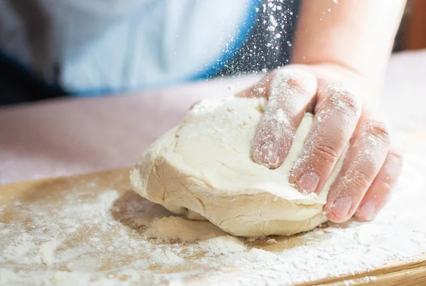 Impastare l'impasto su una tavola di legno — Foto Stock