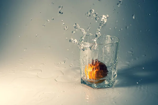 Bardakta suyla Mandarin.