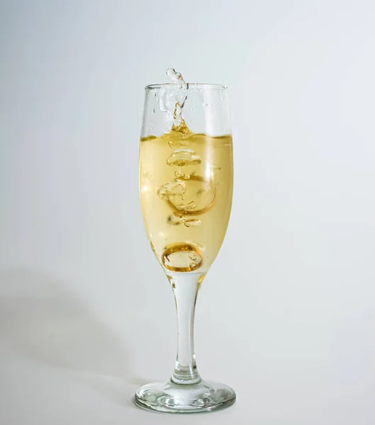 Glass of wine wedding rings spra Royalty Free Stock Photos