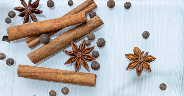 Aşçılık geçmişi, tarçınlı ve biberli Star Anise.