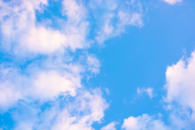 Bulutlu güzel mavi gökyüzü. Güzel parlak bir arkaplan.