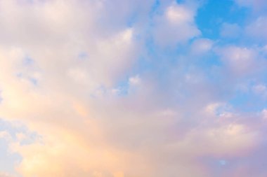 Gün batımında bulutlu güzel bir gökyüzü. Bulutlar ve ışıktan oluşan parlak bir arka plan..