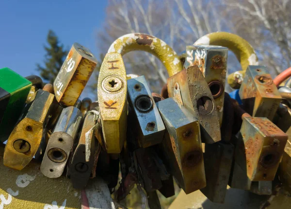 Παλιές Πολλές Κλειδαριές Κρέμονται Στην Πύλη — Φωτογραφία Αρχείου