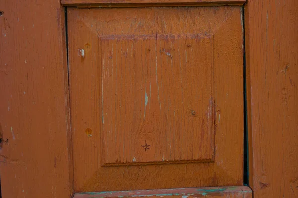 Στοιχείο Μιας Παλιάς Κόκκινης Ζωγραφισμένης Ραγισμένης Πόρτας — Φωτογραφία Αρχείου