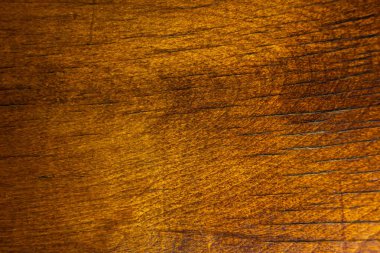 Tahtada eski soluk çatlak cila var. Ağaçtaki boyalı vernikli çatlakların ılık arka planı..