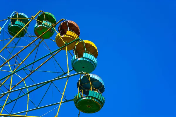 Старе Кермо Міському Парку Різнокольорові Кабінки Фоні Чистого Блакитного Неба — стокове фото