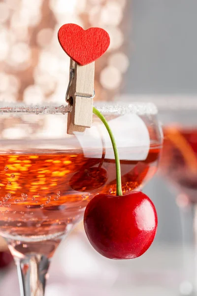 Słodka wiśnia w szklance z szampanem — Zdjęcie stockowe