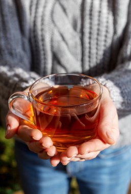 Sıcak içecekle ellerini kapat.