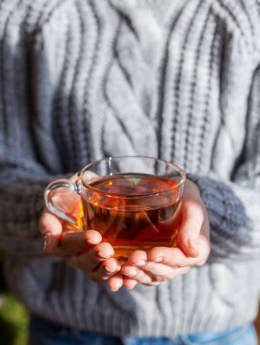 Kızın elinde çay fincanı makro.