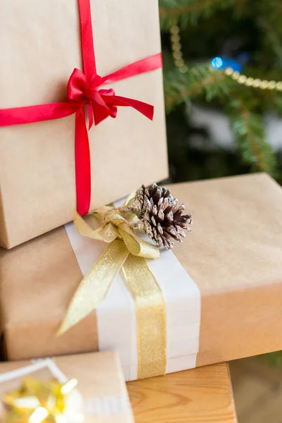 Feche as caixas de presente perto da árvore de Natal na mesa — Fotografia de Stock