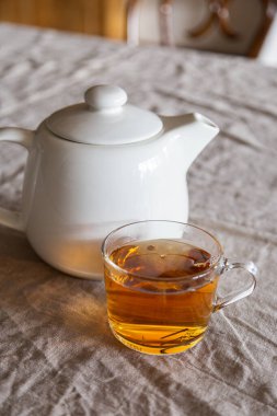 Bir fincan çayla basit bir çaydanlık.