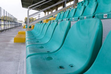 Yarışta boş yeşil plastik koltuklar