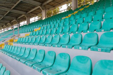 Yeşil koltuklu yarış tribünleri