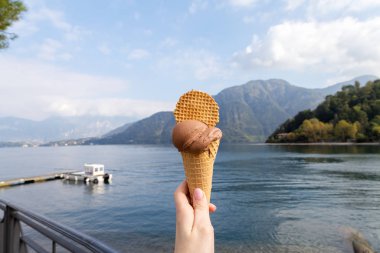 Waffle külahında çikolatalı dondurma.
