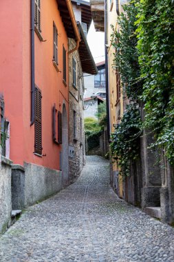 İtalyan şehrinde dar bir cadde