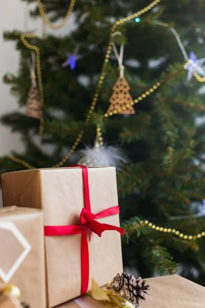 Новорічна ялинка з подарунковими коробками під нею — стокове фото