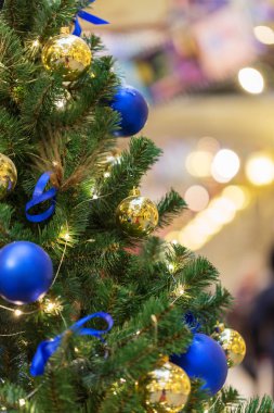 Işıklı ve Noel oyuncaklı Noel ağacı